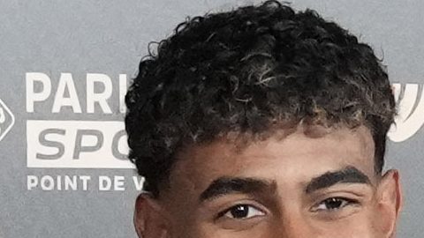 El delantero español del Barcelona Lamine Yamal con su madre Sheila Ebana en la ceremonia de entrega del 68º Balón de Oro en el Teatro du Chatelet en París, el lunes 28 de octubre de 2024.