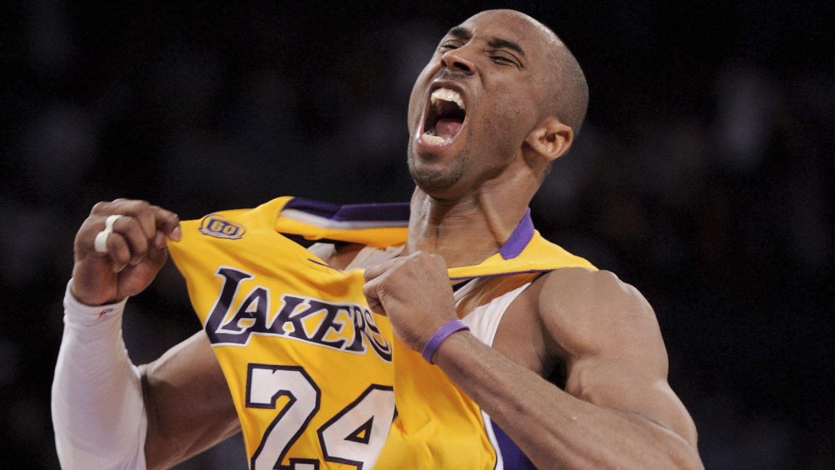 Primera camiseta con el número 24 de Kobe Bryant con Lakers se subastó por casi $900,000 dólares