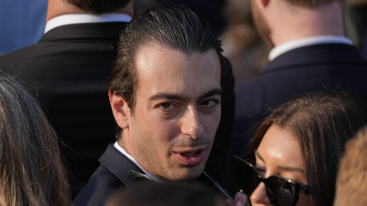 Demócratas exigen a Trump retirar a su candidato a la Oficina de Vigilancia por jactarse de su 'vena nazi'