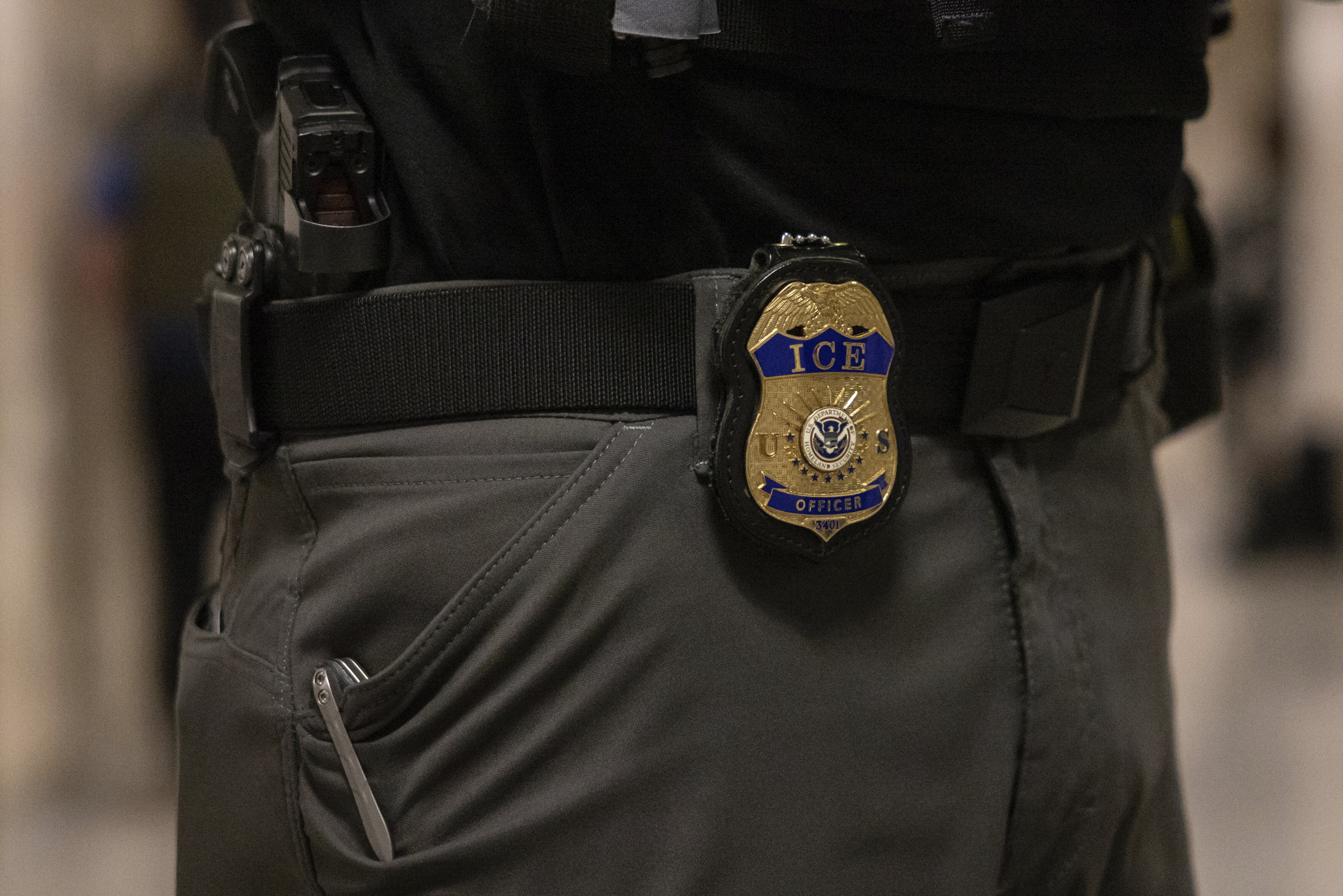 Imputan a aspirante demócrata al Congreso por “interferir” con un agente del ICE