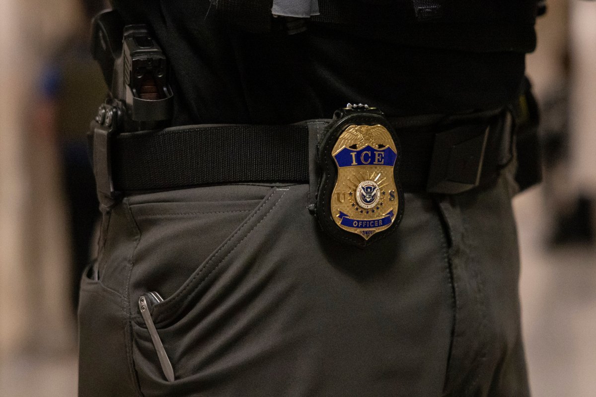 Imputan a aspirante demócrata al Congreso por “interferir” con un agente del ICE