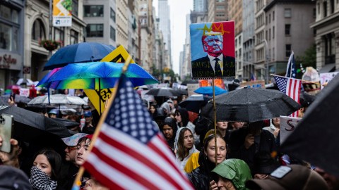Se espera que millones de personas participen en protestas en 50 estados contra Trump.