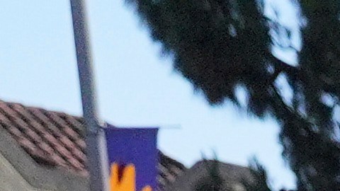 Personas marchan por una calle durante una protesta contra ICE el miércoles 11 de junio de 2025 en Paramount, California.