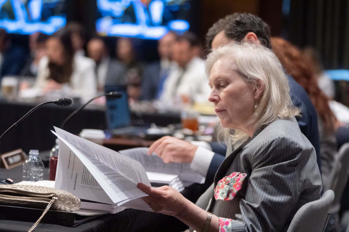 Senadores Gillibrand y Wyden temen fraude en el Seguro Social por "caótica" reorganización y recortes