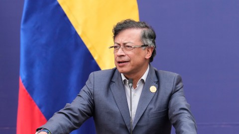 EE.UU. retiró a Colombia de la lista de naciones que combatieron el narcotráfico y revocó la visa a Petro por instar a soldados a desobedecer órdenes de Trump.