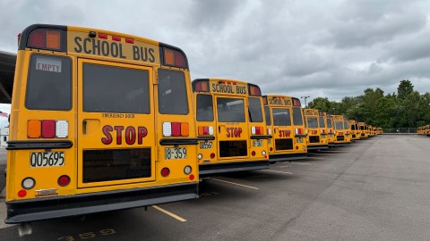 Empresas de los buses amarillos exigen nuevos beneficios contractuales a la Ciudad o despedirán a 12,000 empleados sindicalizados.