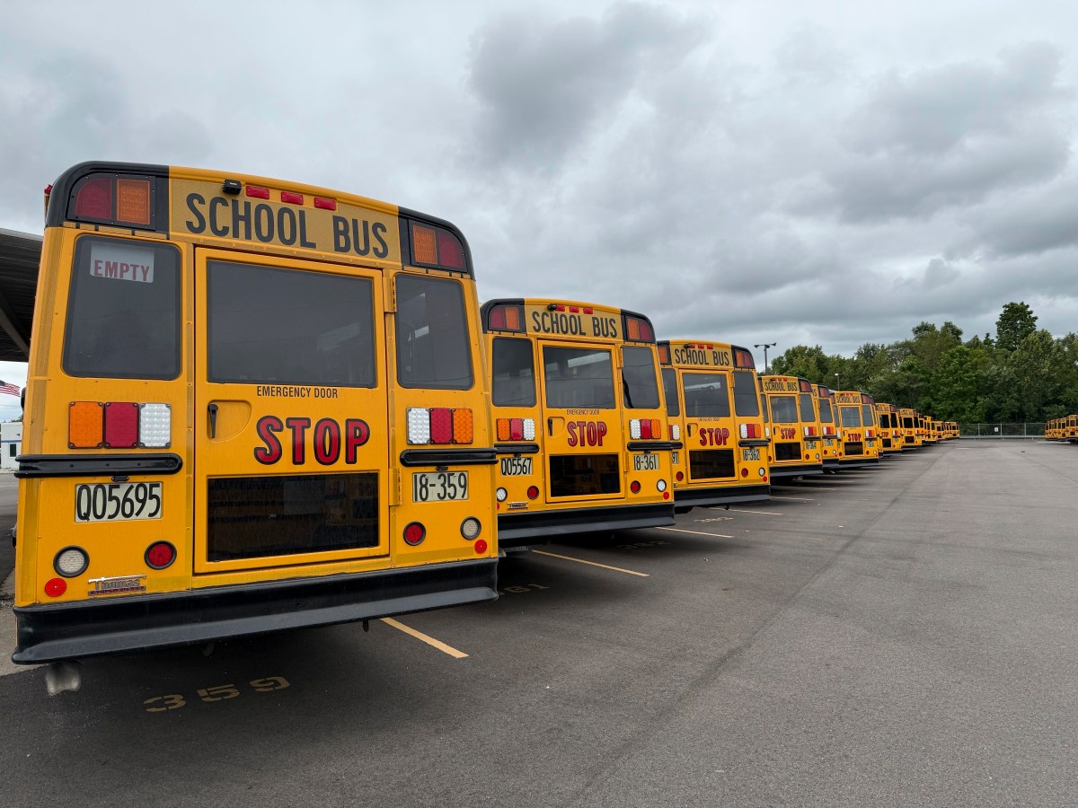 NYC tiene un ‘plan B’ ante eventual interrupción del servicio de buses escolares