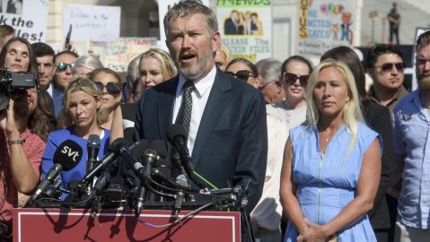 Massie habla durante una rueda de prensa sobre la publicación de archivos de Jeffrey Epstein junto a la representante, Marjorie Taylor Greene.