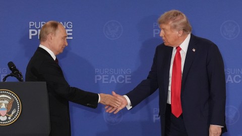 El presidente Donald Trump, a la derecha, estrecha la mano del presidente ruso Vladimir Putin durante una conferencia de prensa conjunta en la Base Conjunta Elmendorf-Richardson, Alaska, el 15 de agosto de 2025.