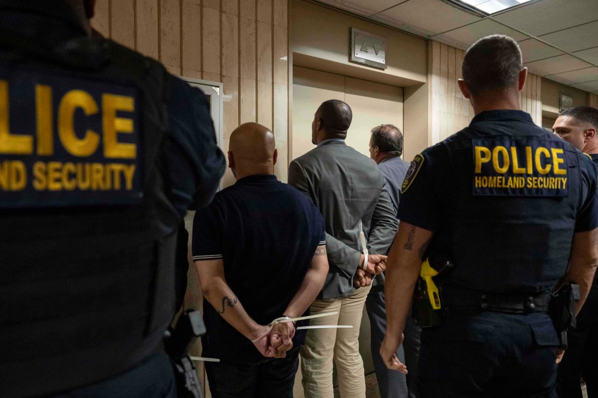 ICE detiene a familias enteras para interrogarlas dentro de 26 Federal Plaza en un cambio de estrategia