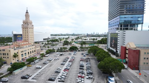 El gobernador republicano de Florida, Ron DeSantis, propone que la biblioteca presidencial del presidente Donald Trump se construya en un estacionamiento que actualmente utilizan el personal y el profesorado del Miami-Dade College, junto a la Torre de la Libertad, el martes 23 de septiembre de 2025 en Miami.