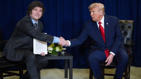 El rescate financiero de Washington a Milei llega en medio de una crisis política en el partido del presidente, La Libertad Avanza.