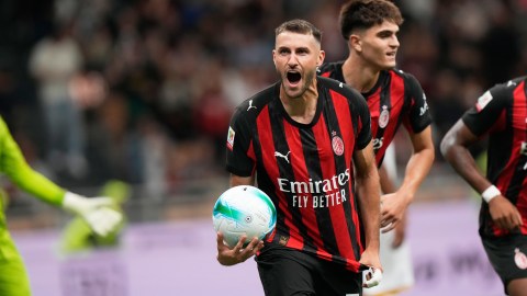 Santiago Giménez recibe el respaldo de sus compañeros en Milan.