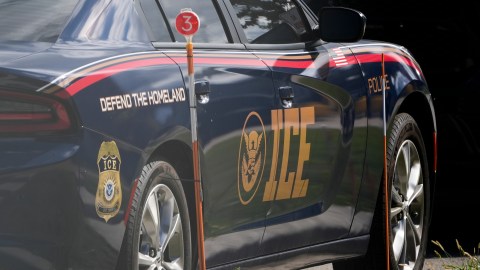 Uno de los vehículos involucrados golpeó un autmóvil de los agentes de ICE.