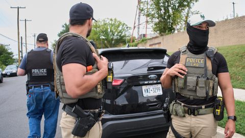 Kristi Noem dijo que los agentes enfrentan a emboscadas, vigilancia con drones y amenazas de muerte, "todo porque se atreven a aplicar las leyes aprobadas por el Congreso".