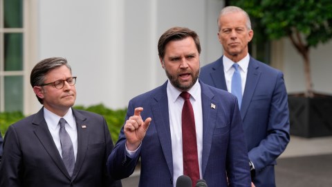 El vicepresidente J.D. Vance ha afirmado falsamente que haya un plan para otorgar seguro médico a indocumentados.