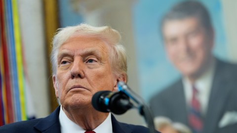 Algunos abogados de inmigración y expertos en economía rechazan la decisión de Trump, poniendo en duda su legalidad.