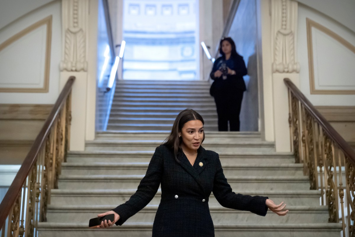 AOC quiere compromiso escrito de Trump con subsidios bajo Obamacare antes de votar por medida para reabrir gobierno federal