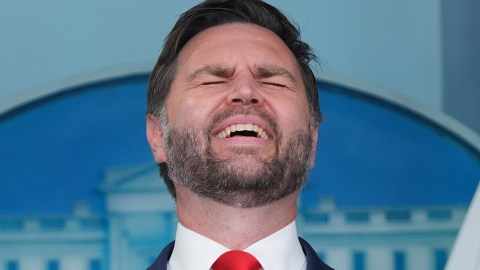 El vicepresidente J. D. Vance reacciona mientras habla con periodistas en la Sala de Prensa James Brady de la Casa Blanca, el miércoles 1 de octubre de 2025, en Washington.