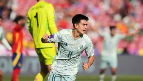 Gilberto Mora anota el segundo gol de México ante España en el Mundial Sub-20.
