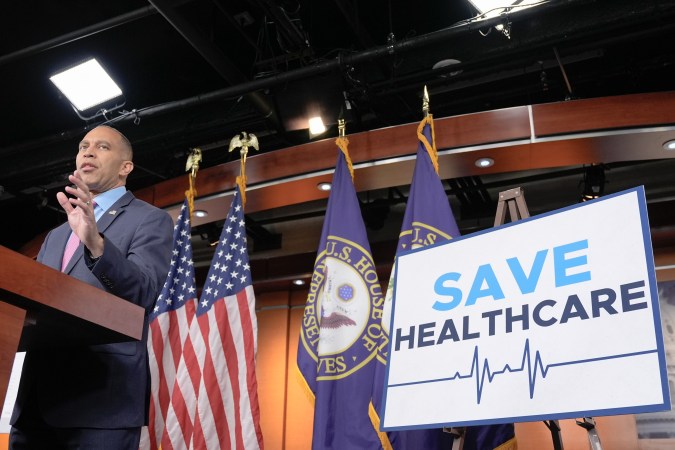 El líder de la minoría de la Cámara de Representantes, Hakeem Jeffries, demócrata por Nueva York, habla durante una rueda de prensa en el Capitolio.