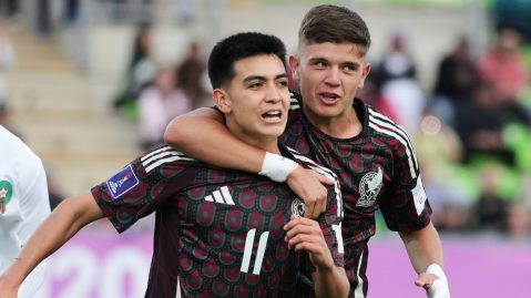 Gilberto Mora (#11) festeja con sus compañeros de México el gol ante Marruecos en el Mundial Sub-20.