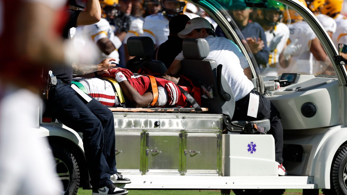 NCAA: Vea el impactante choque del jugador de Oklahoma Keontez Lewis contra una pared de ladrillos (Video)