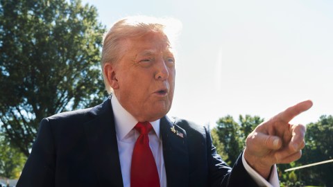 El presidente Donald Trump habla con la prensa antes de partir de la Casa Blanca, rumbo a Norfolk, Virginia, para presenciar una demostración de poder naval, el domingo 5 de octubre de 2025 en Washington.