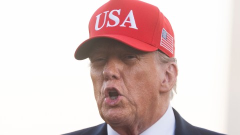 El presidente Donald Trump habla con la prensa a su llegada al jardín sur de la Casa Blanca en Washington, el domingo 5 de octubre de 2025.
