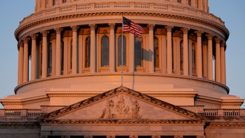 El Capitolio iluminado al amanecer en Washington, el lunes 6 de octubre de 2025.
