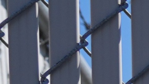 Carteles de protesta cuelgan de una valla afuera de un centro de procesamiento del Servicio de Inmigración y Control de Aduanas de Estados Unidos (ICE) en Broadview, Illinois, un suburbio de Chicago, el lunes 6 de octubre de 2025.