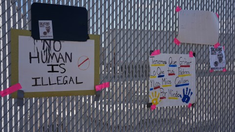 Carteles de protesta cuelgan de una valla afuera de un centro de procesamiento del Servicio de Inmigración y Control de Aduanas de Estados Unidos (ICE) en Broadview, Illinois, un suburbio de Chicago, el lunes 6 de octubre de 2025.