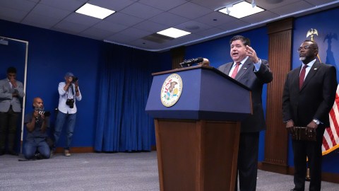 El gobernador J. B. Pritzker, segundo desde la derecha, habla mientras el alcalde de Chicago, Brandon Johnson, a la derecha, lo escucha en una conferencia de prensa en Chicago, el lunes 6 de octubre de 2025.