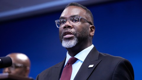 El alcalde de Chicago, Brandon Johnson, habla con los medios en una conferencia de prensa en Chicago, el lunes 6 de octubre de 2025.