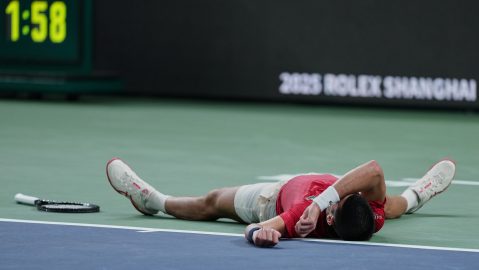 Novak Djokovic colapsó en pleno partido antes de vencer a Jaume Munar en el Masters 1000 de Shanghái