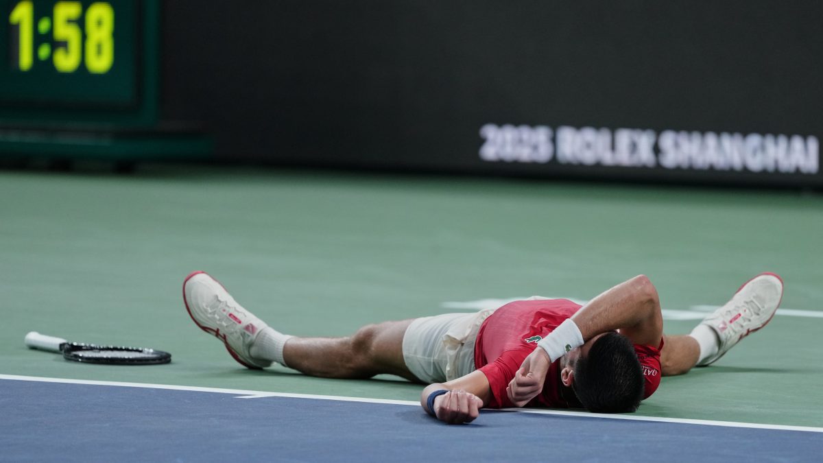 Novak Djokovic colapsó en pleno partido antes de vencer a Jaume Munar en el Masters 1000 de Shanghái