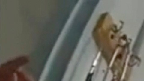 Esta imagen proporcionada por la Fiscalía General del Estado de Nueva York muestra imágenes de la cámara corporal de agentes penitenciarios golpeando a un hombre esposado, Robert Brooks, el 9 de diciembre de 2024.