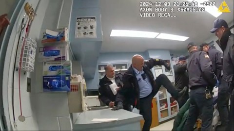 Esta imagen proporcionada por la Fiscalía General del Estado de Nueva York muestra imágenes de la cámara corporal de agentes penitenciarios golpeando a un hombre esposado, Robert Brooks, el 9 de diciembre de 2024.