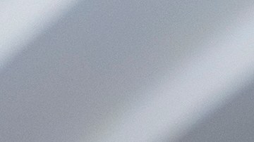 El líder de la mayoría del Senado, John Thune, republicano por Dakota del Sur, se reúne con el presidente de la Cámara de Representantes, Mike Johnson, republicano por Luisiana (derecha), para hablar con la prensa tras una sesión a puerta cerrada sobre estrategia republicana, mientras el cierre del gobierno se acerca a su segunda semana. La sesión se celebró en el Capitolio en Washington, el martes 7 de octubre de 2025.