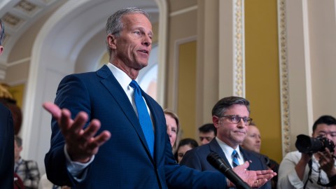 El líder de la mayoría del Senado, John Thune, republicano por Dakota del Sur, se reúne con el presidente de la Cámara de Representantes, Mike Johnson, republicano por Luisiana (derecha), para hablar con la prensa tras una sesión a puerta cerrada sobre estrategia republicana, mientras el cierre del gobierno se acerca a su segunda semana. La sesión se celebró en el Capitolio en Washington, el martes 7 de octubre de 2025.