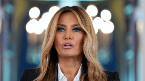 La primera dama Melania Trump habla en el Gran Vestíbulo de la Casa Blanca, el viernes 10 de octubre de 2025, en Washington.