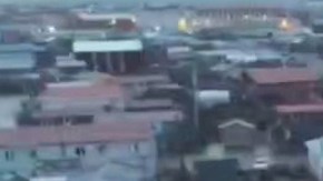 Los fuertes vientos causaron peligrosas marejadas ciclónicas, que arrastraron pies de agua hacia la tierra, lo que provocó graves inundaciones en las zonas costeras.