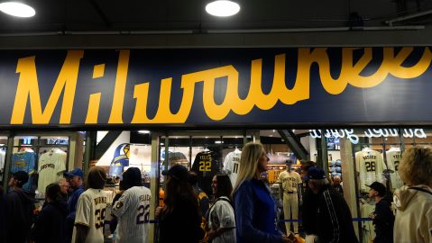 Los aficionados llegan antes del segundo juego de la Serie de Campeonato de la Liga Nacional de béisbol entre los Cerveceros de Milwaukee y los Dodgers de Los Ángeles, el martes 14 de octubre de 2025, en Milwaukee.