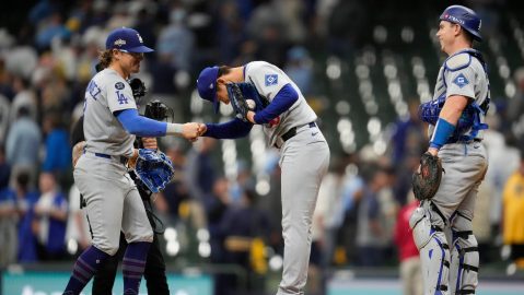 El lanzador de los Dodgers de Los Ángeles, Yoshinobu Yamamoto, celebra haber lanzado un juego completo contra los Cerveceros de Milwaukee, en el Juego 2 de la Serie de Campeonato de la Liga Nacional de béisbol, el martes 14 de octubre de 2025, en Milwaukee.
