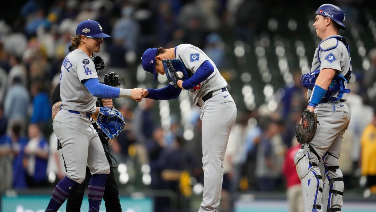 Dodgers arrollan a Milwaukee y ponen en 2-0 la Serie de Campeonato de la Liga Nacional