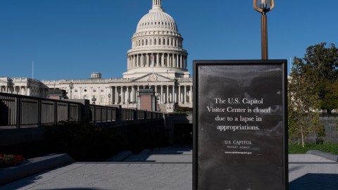 Con el cierre gubernamental ya en su tercera semana, un cartel impide el paso a turistas en la entrada del Centro de Visitantes del Capitolio, en Washington, el miércoles 15 de octubre de 2025.