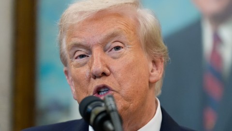 El presidente Donald Trump habla en la Oficina Oval de la Casa Blanca, el jueves 16 de octubre de 2025, en Washington.