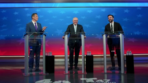 Los candidatos a la alcaldía de Nueva York, desde la izquierda, Andrew Cuomo, Curtis Sliwa, y Zohran Mamdani durante el debate.