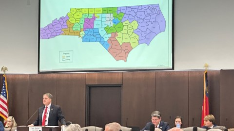 Senadores durante el debate para rediseñar el mapa de distritos de la Cámara de Representantes de EE. UU. en el Edificio de Oficinas Legislativas en Raleigh, Carolina del Norte.