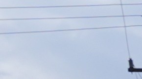 Un agente federal sale de un centro de procesamiento de ICE en Broadview, Illinois, un suburbio de Chicago, el martes 21 de octubre de 2025.